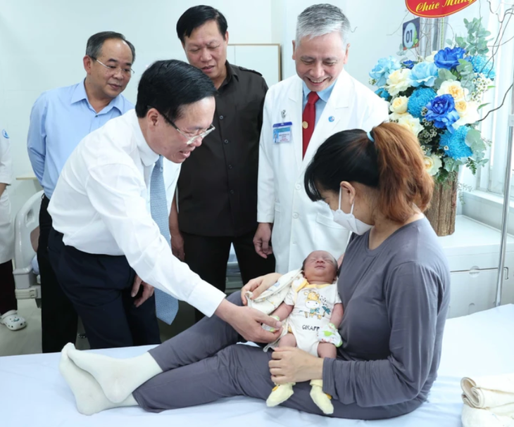 Chủ tịch nước Võ Văn Thưởng cảm phục và quý trọng tinh thần dấn thân, yêu nghề của các y bác sĩ- Ảnh 2. Chủ tịch nước Võ Văn Thưởng cảm phục và quý trọng tinh thần dấn thân, yêu nghề của các y bác sĩ- Ảnh 2.