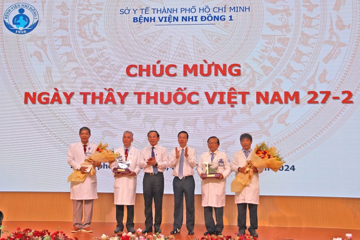 Chủ tịch nước Võ Văn Thưởng cảm phục và quý trọng tinh thần dấn thân, yêu nghề của các y bác sĩ- Ảnh 4. Chủ tịch nước Võ Văn Thưởng cảm phục và quý trọng tinh thần dấn thân, yêu nghề của các y bác sĩ- Ảnh 4.