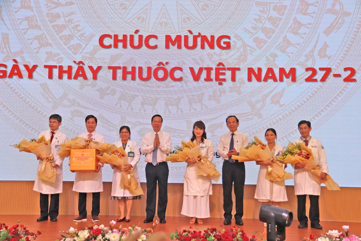 Chủ tịch nước Võ Văn Thưởng cảm phục và quý trọng tinh thần dấn thân, yêu nghề của các y bác sĩ- Ảnh 5. Chủ tịch nước Võ Văn Thưởng cảm phục và quý trọng tinh thần dấn thân, yêu nghề của các y bác sĩ- Ảnh 5.