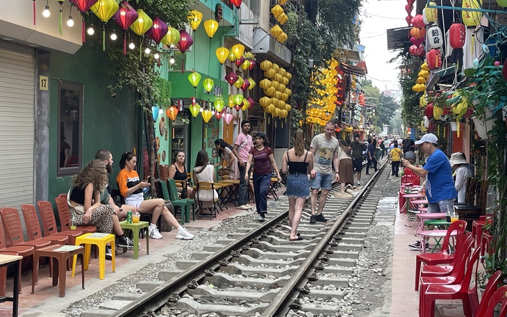 Phố cà phê đường tàu lại nhộn nhịp sau Tết