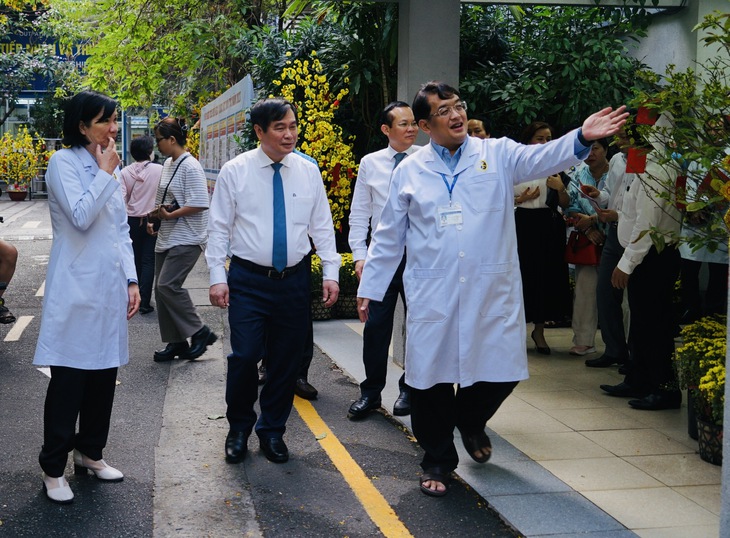 Phó Trưởng Ban Tuyên giáo Trung ương Phan Xuân Thủy thăm, chúc mừng các bệnh viện ở TPHCM nhân ngày Thầy thuốc Việt Nam- Ảnh 2. Phó Trưởng Ban Tuyên giáo Trung ương Phan Xuân Thủy thăm, chúc mừng các bệnh viện ở TPHCM nhân ngày Thầy thuốc Việt Nam- Ảnh 2.
