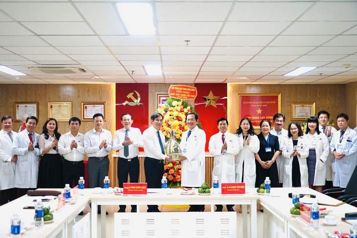Phó Trưởng Ban Tuyên giáo Trung ương Phan Xuân Thủy thăm, chúc mừng các bệnh viện ở TPHCM nhân ngày Thầy thuốc Việt Nam- Ảnh 5. Phó Trưởng Ban Tuyên giáo Trung ương Phan Xuân Thủy thăm, chúc mừng các bệnh viện ở TPHCM nhân ngày Thầy thuốc Việt Nam- Ảnh 5.