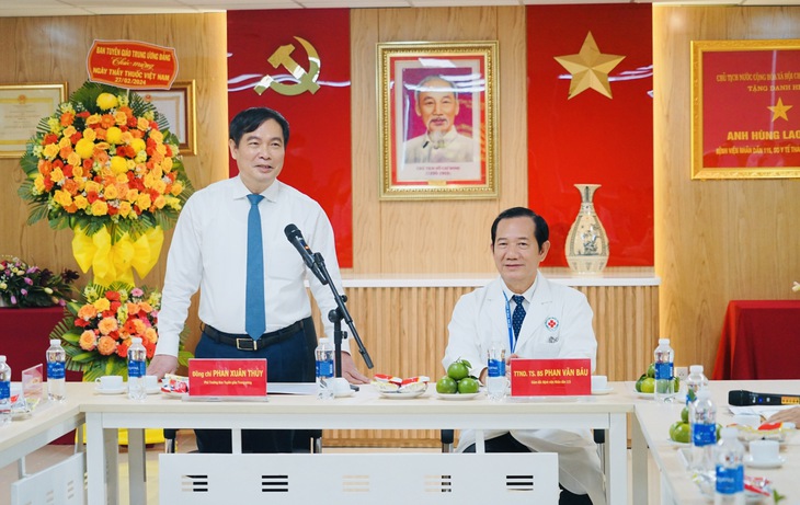 Phó Trưởng Ban Tuyên giáo Trung ương Phan Xuân Thủy thăm, chúc mừng các bệnh viện ở TPHCM nhân ngày Thầy thuốc Việt Nam- Ảnh 4. Phó Trưởng Ban Tuyên giáo Trung ương Phan Xuân Thủy thăm, chúc mừng các bệnh viện ở TPHCM nhân ngày Thầy thuốc Việt Nam- Ảnh 4.