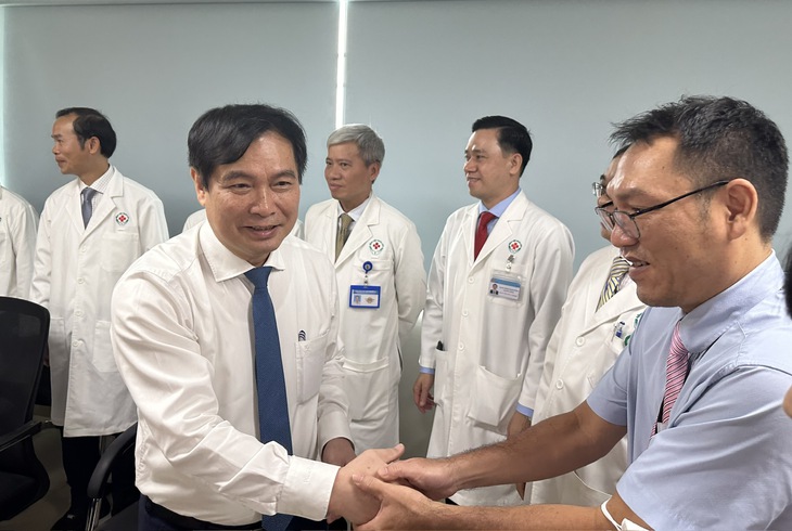 Phó Trưởng Ban Tuyên giáo Trung ương Phan Xuân Thủy thăm, chúc mừng các bệnh viện ở TPHCM nhân ngày Thầy thuốc Việt Nam- Ảnh 3. Phó Trưởng Ban Tuyên giáo Trung ương Phan Xuân Thủy thăm, chúc mừng các bệnh viện ở TPHCM nhân ngày Thầy thuốc Việt Nam- Ảnh 3.