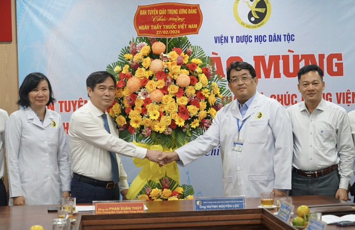 Phó Trưởng Ban Tuyên giáo Trung ương Phan Xuân Thủy thăm, chúc mừng các bệnh viện ở TPHCM nhân ngày Thầy thuốc Việt Nam- Ảnh 1. Phó Trưởng Ban Tuyên giáo Trung ương Phan Xuân Thủy thăm, chúc mừng các bệnh viện ở TPHCM nhân ngày Thầy thuốc Việt Nam- Ảnh 1.