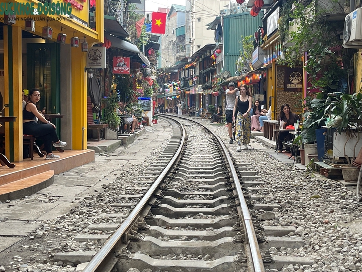 Phố cà phê đường tàu lại nhộn nhịp sau Tết- Ảnh 1.