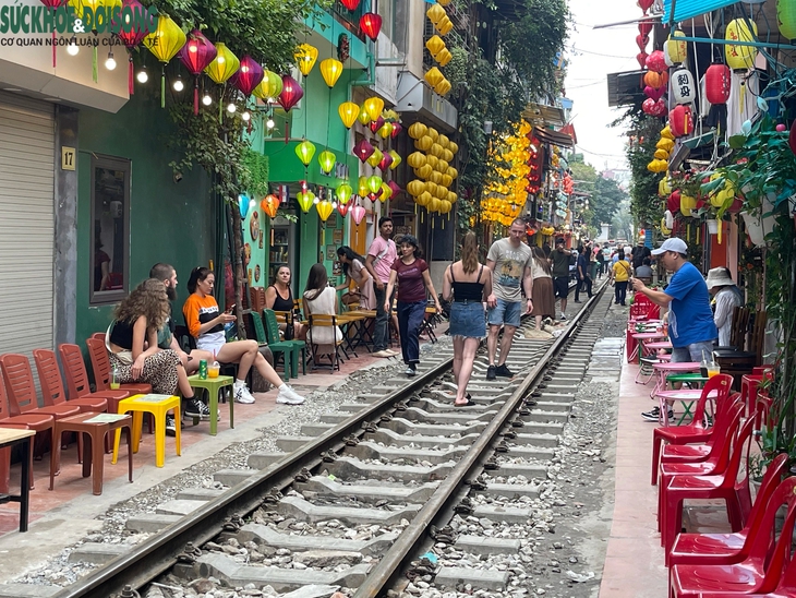 Phố cà phê đường tàu lại nhộn nhịp sau Tết- Ảnh 3.
