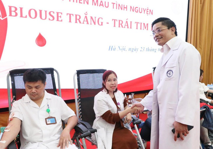 Gần 450 y bác sĩ Phụ sản Trung ương hiến máu tại ngày hội 'Blouse trắng - Trái tim hồng'- Ảnh 1. Gần 450 y bác sĩ Phụ sản Trung ương hiến máu tại ngày hội 'Blouse trắng - Trái tim hồng'- Ảnh 1.