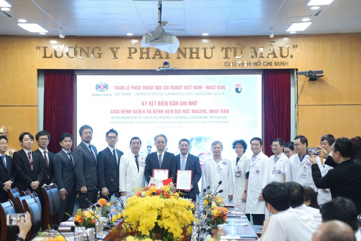 Đưa robot vào phẫu thuật nội soi cắt trọn khối ung thư gan tại Bệnh viện K- Ảnh 1.