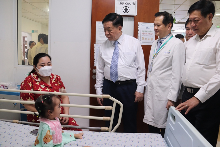 Trưởng Ban Tuyên giáo Trung ương: Nhân viên y tế không chỉ cần giỏi về chuyên môn mà còn cần bản lĩnh chính trị vững vàng và y đức- Ảnh 2. Trưởng Ban Tuyên giáo Trung ương: Nhân viên y tế không chỉ cần giỏi về chuyên môn mà còn cần bản lĩnh chính trị vững vàng và y đức- Ảnh 2.