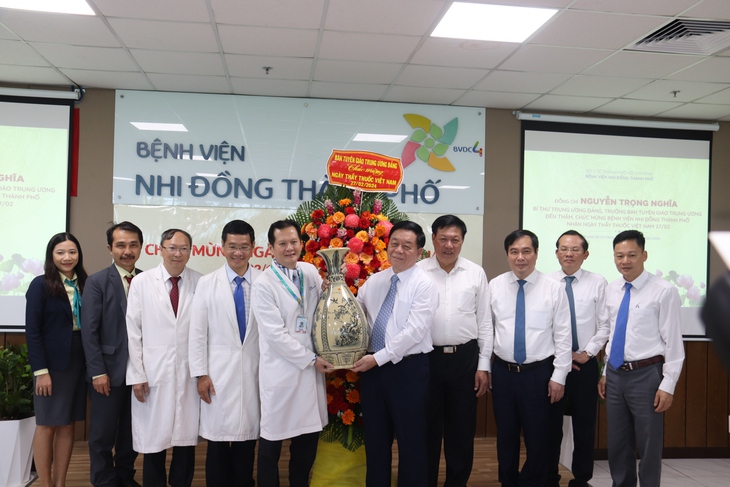 Trưởng Ban Tuyên giáo Trung ương: Nhân viên y tế không chỉ cần giỏi về chuyên môn mà còn cần bản lĩnh chính trị vững vàng và y đức- Ảnh 3. Trưởng Ban Tuyên giáo Trung ương: Nhân viên y tế không chỉ cần giỏi về chuyên môn mà còn cần bản lĩnh chính trị vững vàng và y đức- Ảnh 3.