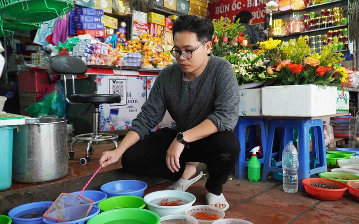 Nhộn nhịp mua bán đồ phóng sinh ngày rằm tháng Giêng tại các đền, chùa Hà Nội