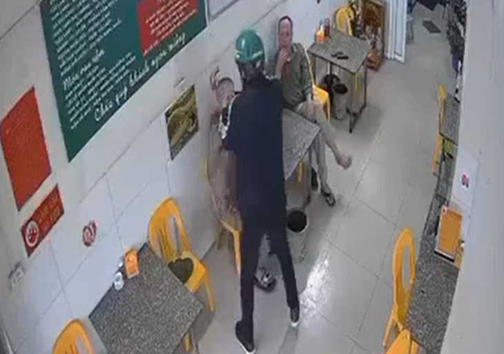 Khởi tố vụ án đổ xăng lên đầu tình địch rồi châm lửa đốt giữa quán bia- Ảnh 1.