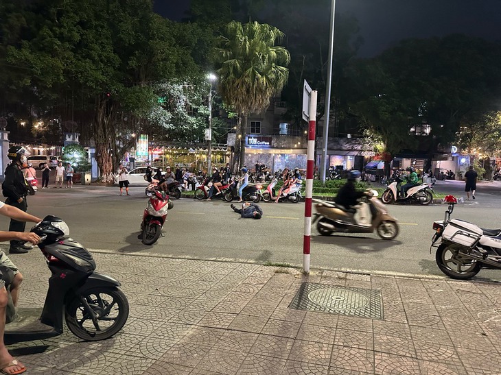 Không chấp hành kiểm tra nồng độ cồn, xúc phạm, thách thức công an- Ảnh 1. Không chấp hành kiểm tra nồng độ cồn, xúc phạm, thách thức công an- Ảnh 1.