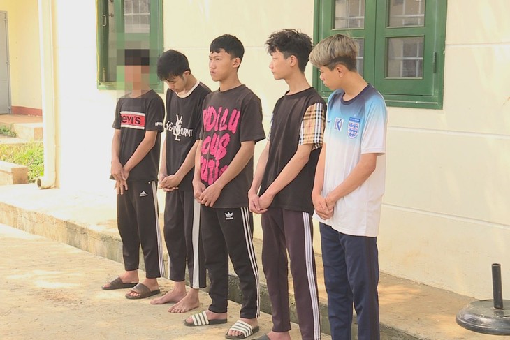 Bắt khẩn cấp 5 đối tượng xâm hại bé gái 12 tuổi- Ảnh 1.