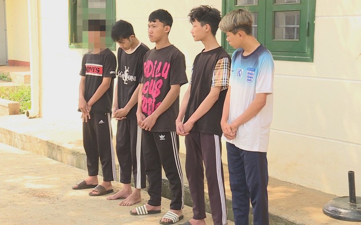 Bắt khẩn cấp 5 đối tượng xâm hại bé gái 12 tuổi