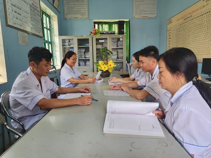 Nữ bác sĩ bỏ phố về quê bám bản chữa bệnh cho dân- Ảnh 1.