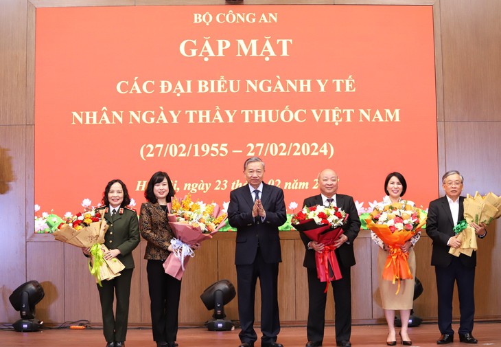 Lãnh đạo Bộ Công an gặp mặt, chúc mừng ngành Y tế nhân kỷ niệm 69 năm Ngày Thầy thuốc Việt Nam- Ảnh 2. Lãnh đạo Bộ Công an gặp mặt, chúc mừng ngành Y tế nhân kỷ niệm 69 năm Ngày Thầy thuốc Việt Nam- Ảnh 2.