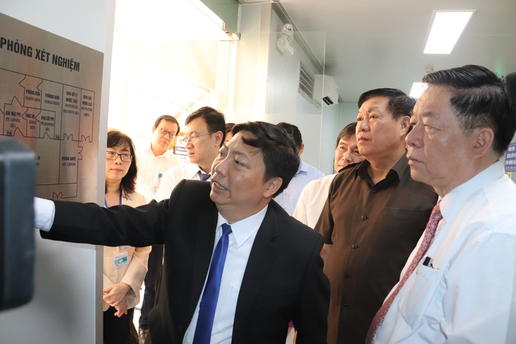 Trưởng Ban Tuyên giáo Trung ương thăm, chúc mừng các bệnh viện tại TPHCM nhân Ngày Thầy thuốc Việt Nam- Ảnh 3. Trưởng Ban Tuyên giáo Trung ương thăm, chúc mừng các bệnh viện tại TPHCM nhân Ngày Thầy thuốc Việt Nam- Ảnh 3.