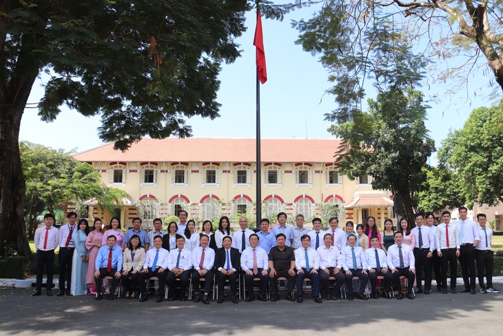 Trưởng Ban Tuyên giáo Trung ương thăm, chúc mừng các bệnh viện tại TPHCM nhân Ngày Thầy thuốc Việt Nam- Ảnh 5. Trưởng Ban Tuyên giáo Trung ương thăm, chúc mừng các bệnh viện tại TPHCM nhân Ngày Thầy thuốc Việt Nam- Ảnh 5.