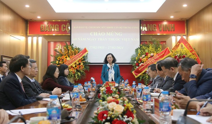 Thường trực Ban Bí thư: Các thầy thuốc đã nỗ lực, trách nhiệm, tận tâm, tận tuỵ trong chăm sóc sức khoẻ nhân dân, cán bộ- Ảnh 1.
