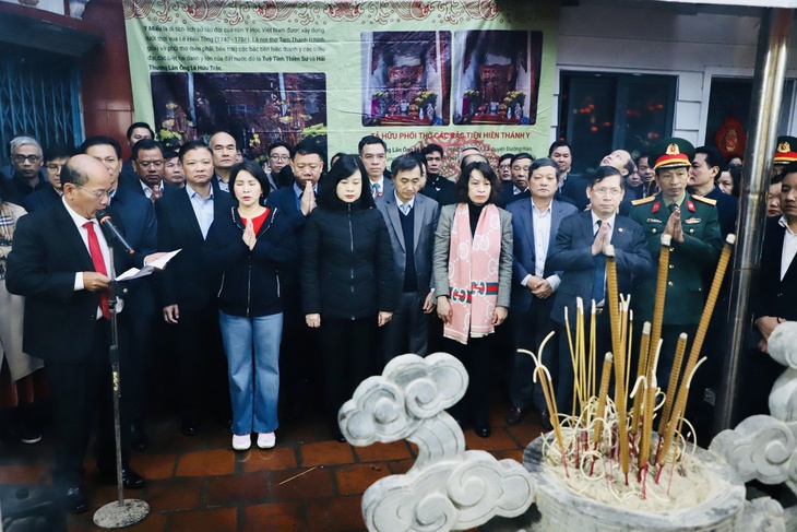 Lãnh đạo Bộ Y tế dâng hương tưởng niệm 233 năm ngày mất Đại danh y Hải Thượng Lãn Ông Lê Hữu Trác
- Ảnh 1. Lãnh đạo Bộ Y tế dâng hương tưởng niệm 233 năm ngày mất Đại danh y Hải Thượng Lãn Ông Lê Hữu Trác
- Ảnh 1.