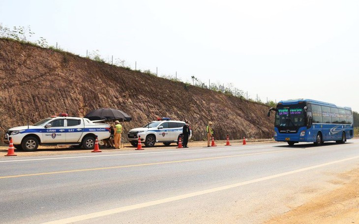 CSGT mật phục trên tuyến cao tốc xảy ra tai nạn 5 người thương vong