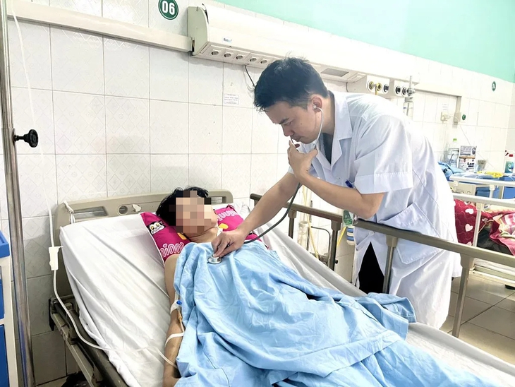 Những giây phút giành giật sự sống cho bệnh nhân- Ảnh 3. Những giây phút giành giật sự sống cho bệnh nhân- Ảnh 3.