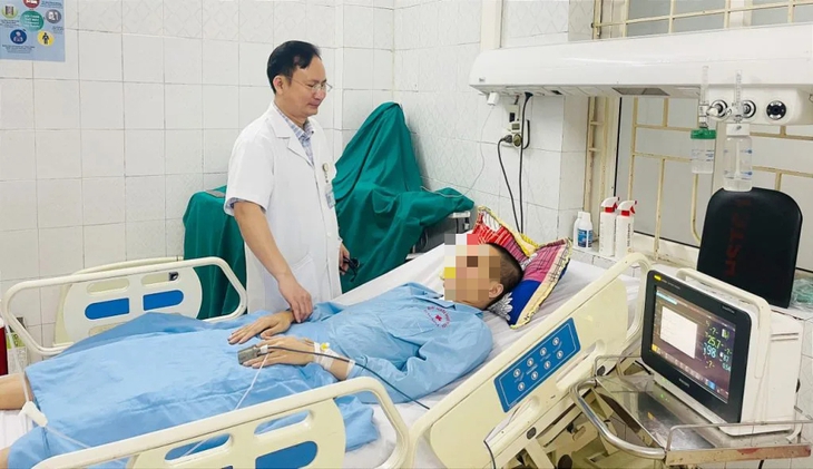 Những giây phút giành giật sự sống cho bệnh nhân- Ảnh 2. Những giây phút giành giật sự sống cho bệnh nhân- Ảnh 2.