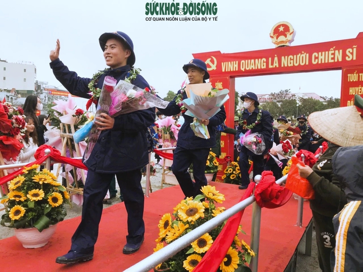 Thanh niên vùng mỏ hăng hái lên đường nhập ngũ- Ảnh 1.