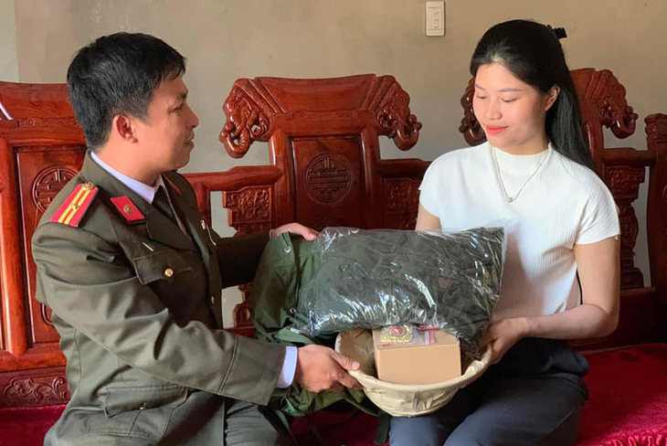 Cô gái Pa Kô lên đường nhập ngũ nối nghiệp cha ông- Ảnh 2. Cô gái Pa Kô lên đường nhập ngũ nối nghiệp cha ông- Ảnh 2.