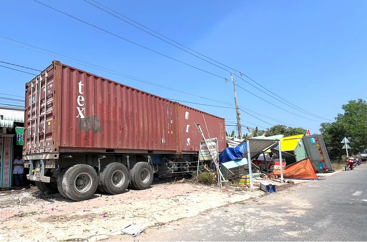 Xe container mất lái lao vào nhà dân, làm hư hỏng 5 xe mô tô, nhiều người hoảng loạn- Ảnh 1.