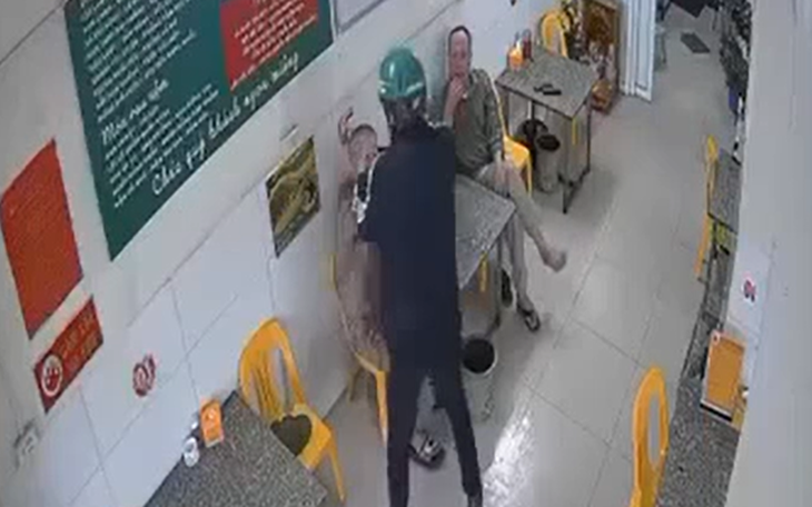 Người đàn ông bị tình địch đổ xăng đốt tại quán bia đã tử vong