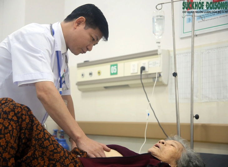 Bác sĩ cứu sống 2 sản phụ ngừng tim và tâm nguyện cả đời cống hiến cho sự nghiệp y khoa- Ảnh 2. Bác sĩ cứu sống 2 sản phụ ngừng tim và tâm nguyện cả đời cống hiến cho sự nghiệp y khoa- Ảnh 2.