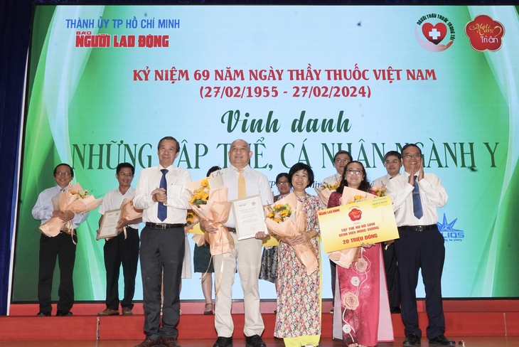 Bị biến dạng khuôn mặt vì khối u khổng lồ, người phụ nữ bật khóc nói lời cảm ơn các bác sĩ- Ảnh 2.