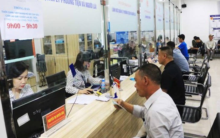 Xử lý các đối tượng "cò" chèo kéo làm dịch vụ cấp đổi giấy phép lái xe