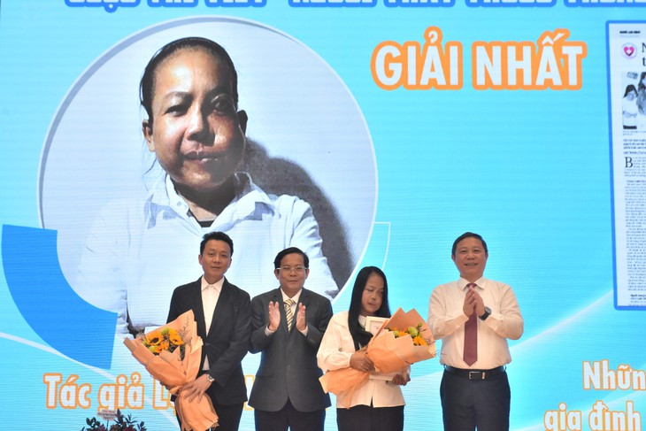Bị biến dạng khuôn mặt vì khối u khổng lồ, người phụ nữ bật khóc nói lời cảm ơn các bác sĩ- Ảnh 1.