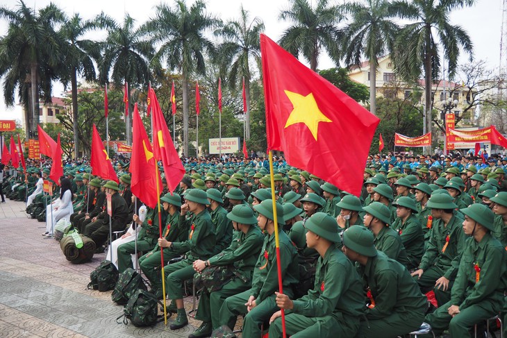 Người thân bịn rịn, tân binh rạng rỡ nụ cười trong ngày tòng quân- Ảnh 1.