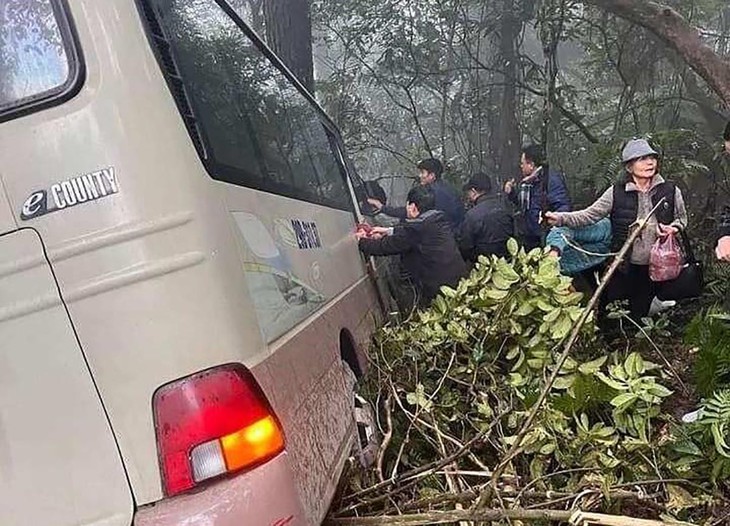 Xe chở cán bộ hưu trí lao xuống vực ở Tam Đảo- Ảnh 1.