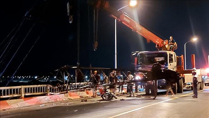 Cần cẩu thi công cầu Cửa Lấp 2 đổ sập, đè tử vong người đi xe máy- Ảnh 2. Cần cẩu thi công cầu Cửa Lấp 2 đổ sập, đè tử vong người đi xe máy- Ảnh 2.
