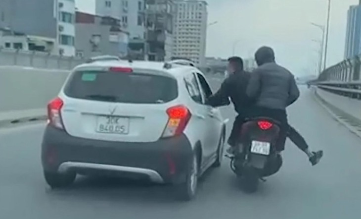 Xác 2 người đi xe máy hành hung tài xế ô tô ở đường Vành đai 2 trên cao- Ảnh 1. Xác 2 người đi xe máy hành hung tài xế ô tô ở đường Vành đai 2 trên cao- Ảnh 1.