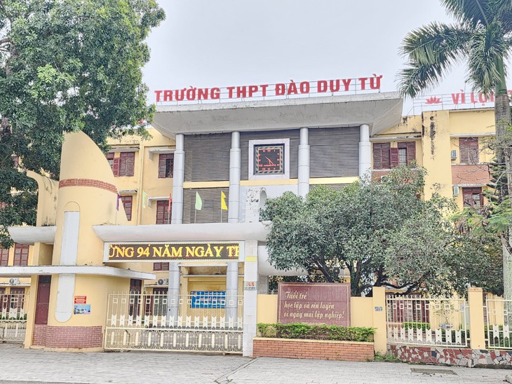 Một học sinh rơi từ tầng 4 xuống đất tử vong- Ảnh 1.