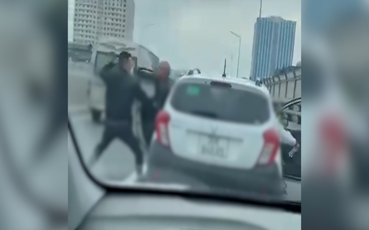 Lời khai 2 người đi xe máy tạt đầu ô tô, đánh người ở đường Vành đai 2 trên cao