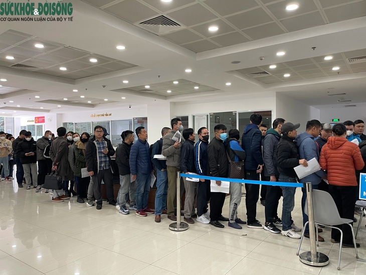 Người dân xếp hàng dài làm thủ tục cấp, đổi giấy phép lái xe sau Tết ở Hà Nội- Ảnh 2.