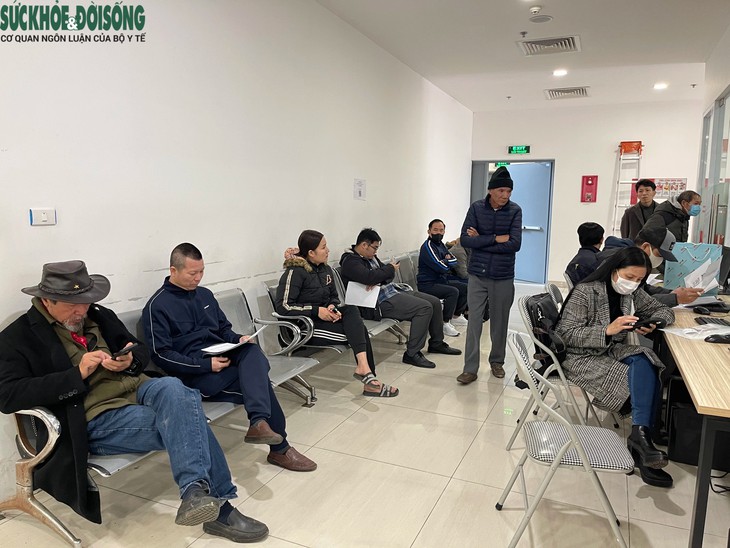 Người dân xếp hàng dài làm thủ tục cấp, đổi giấy phép lái xe sau Tết ở Hà Nội- Ảnh 4.