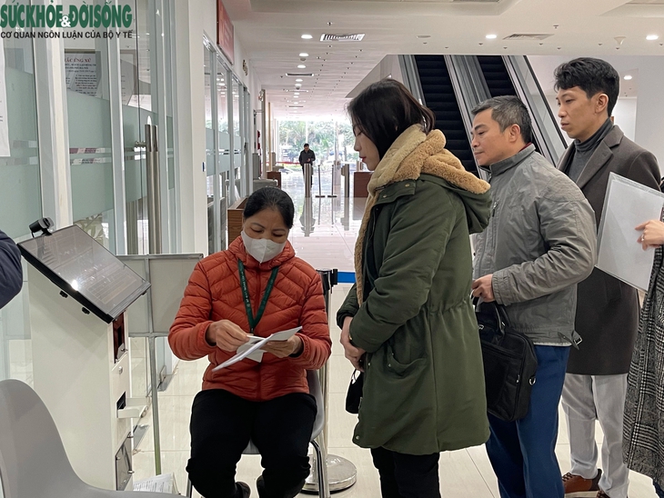 Người dân xếp hàng dài làm thủ tục cấp, đổi giấy phép lái xe sau Tết ở Hà Nội- Ảnh 6.