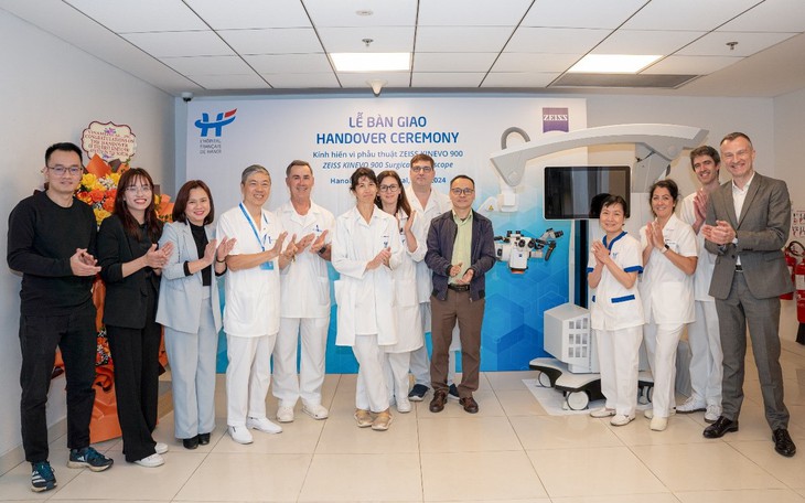 Bệnh viện Việt Pháp Hà Nội trở thành bệnh viện đầu tiên ở miền Bắc trang bị hệ thống kính vi phẫu ZEISS KINEVO 900 hiện đại
