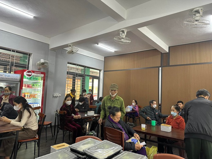 Bữa cơm nghĩa tình ấm lòng bệnh nhân- Ảnh 4.
