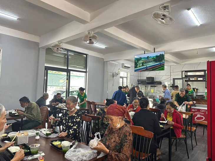 Bữa cơm nghĩa tình ấm lòng bệnh nhân- Ảnh 5.