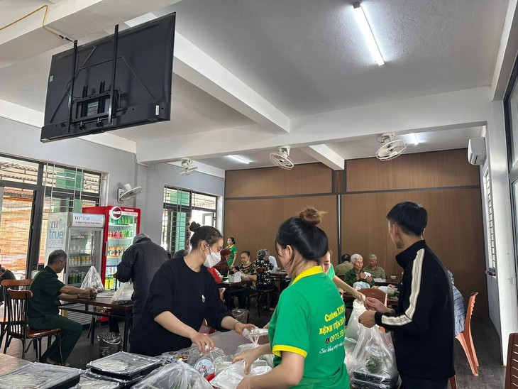 Bữa cơm nghĩa tình ấm lòng bệnh nhân- Ảnh 6.